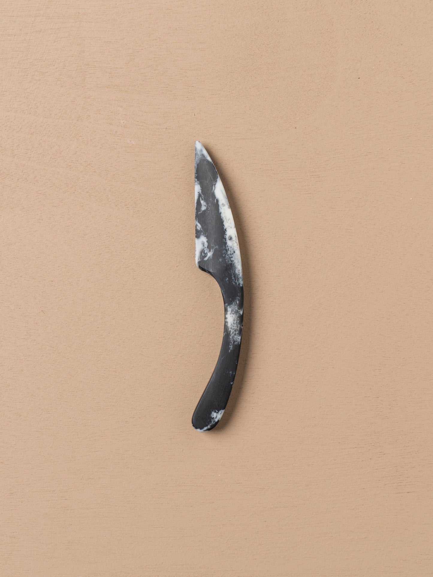 Flow Curved Cheese Knife - Ash Black - - - Saardé - Saardé.