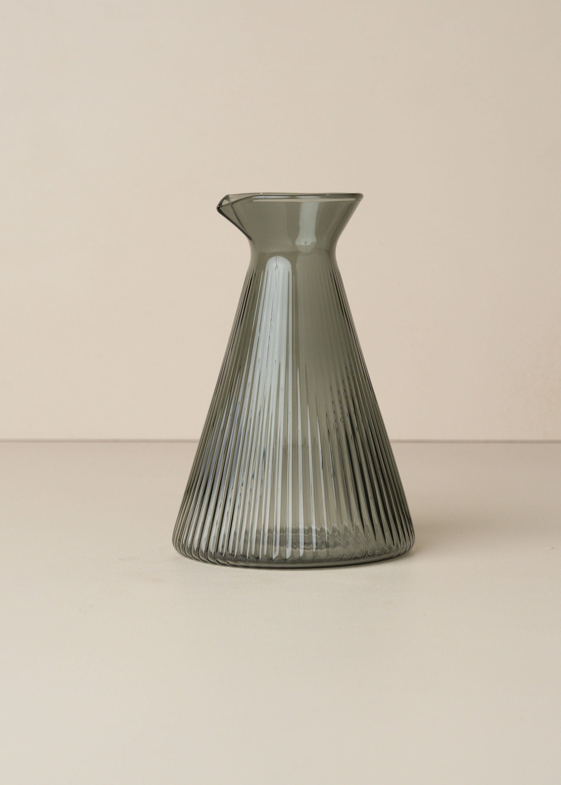 Kairos Angular Carafe | Smoke - - - Saardé - Saardé.