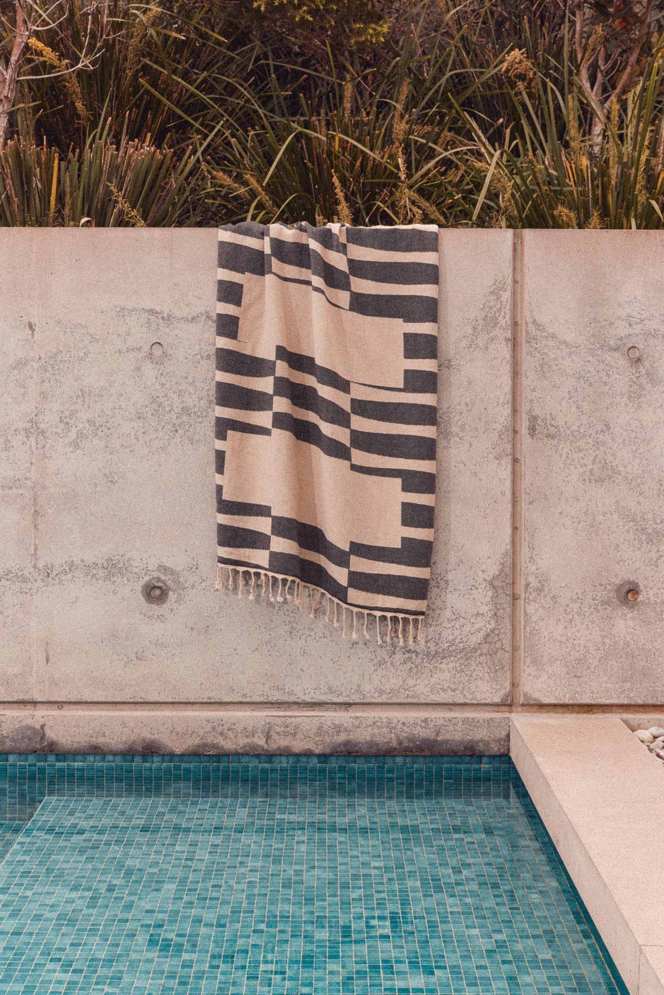 Totem Turkish Beach Towel | Black - - - Saardé - Saardé.